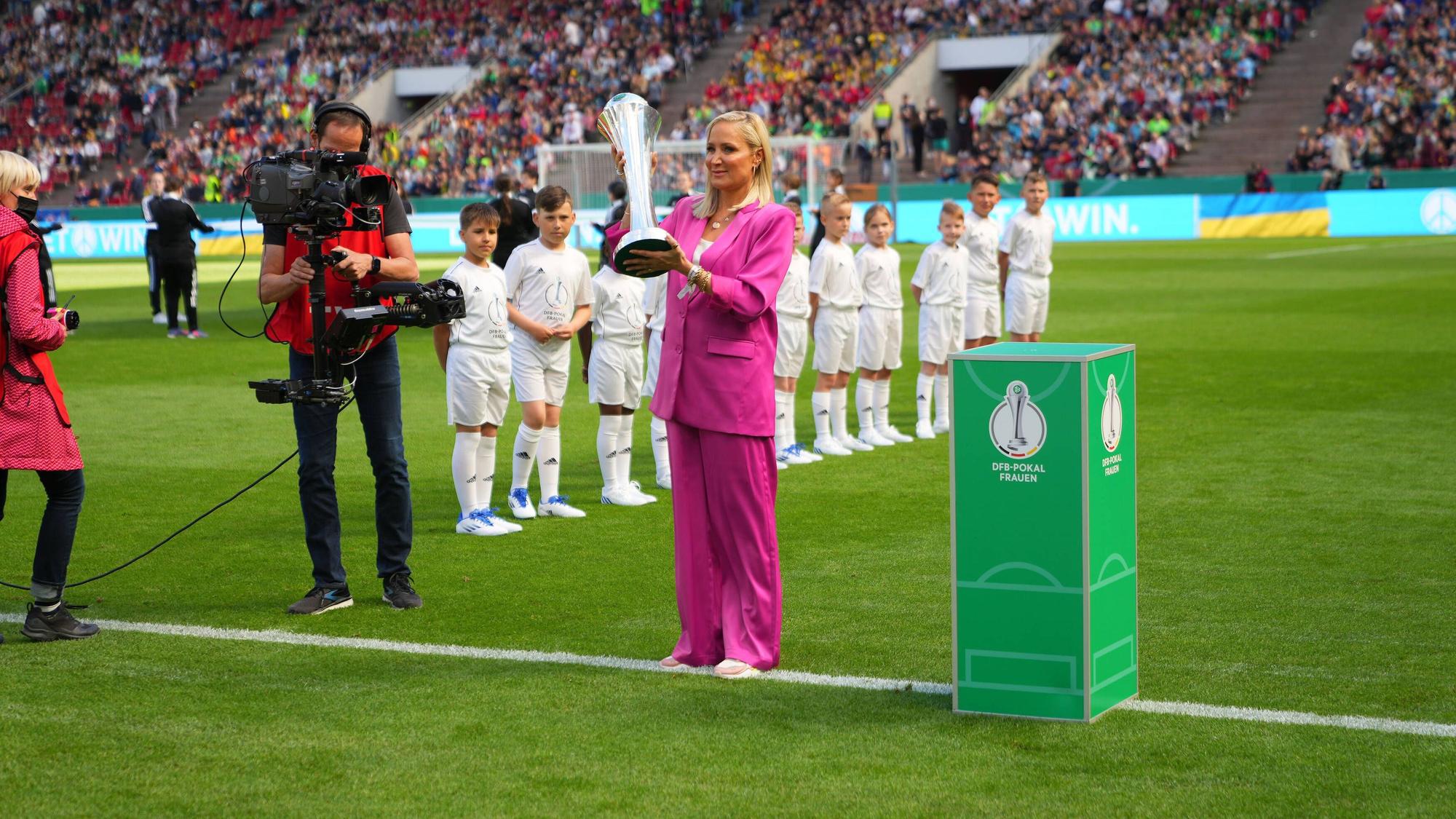 Schauspielerin Janine Kunze, hier am 28. Mai 2022 in Köln, trug den DFB-Pokal beim Endspiel zwischen dem VfL Wolfsburg und Turbine Potsdam aufs Feld.