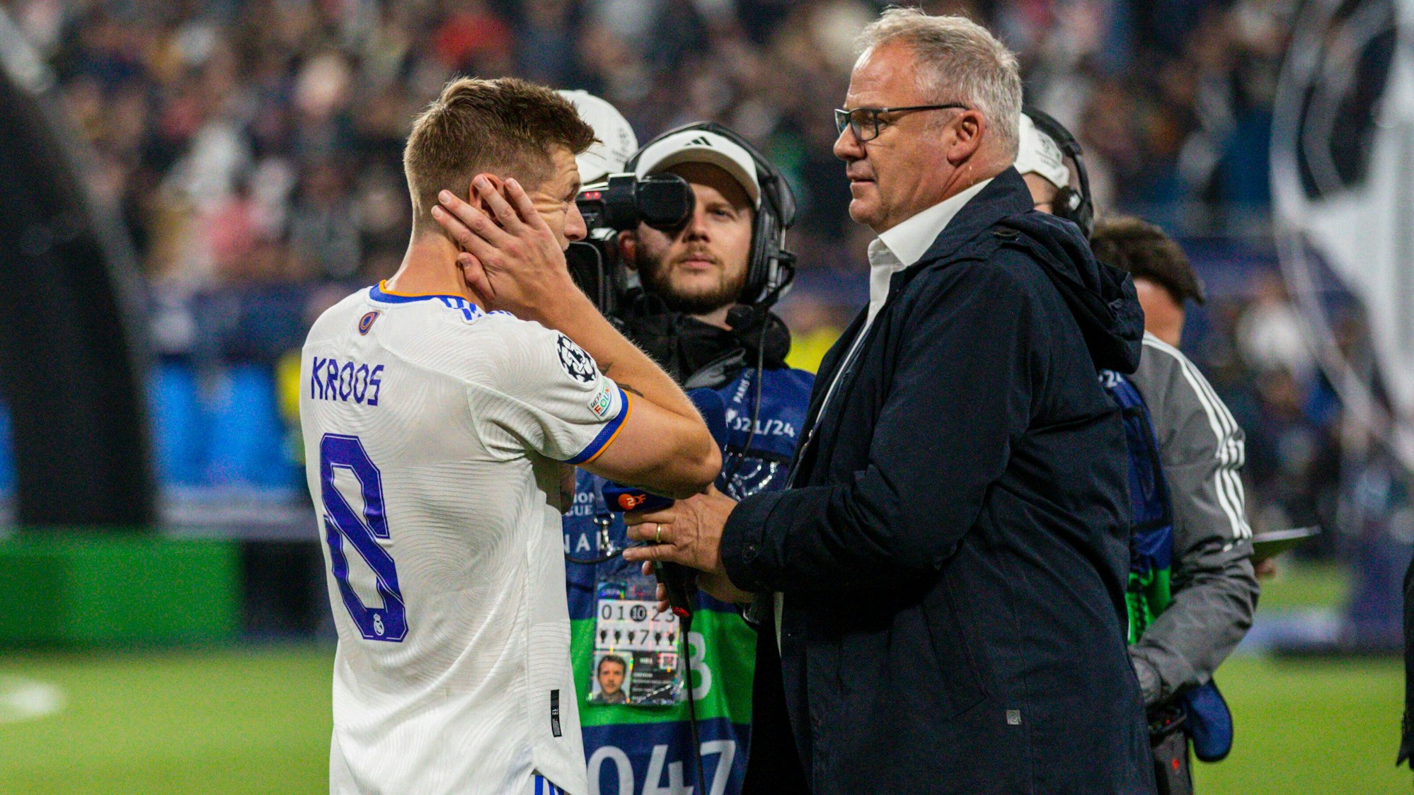 Toni Kroos bricht das Interview mit ZDF-Reporter Nils Kaben ab.