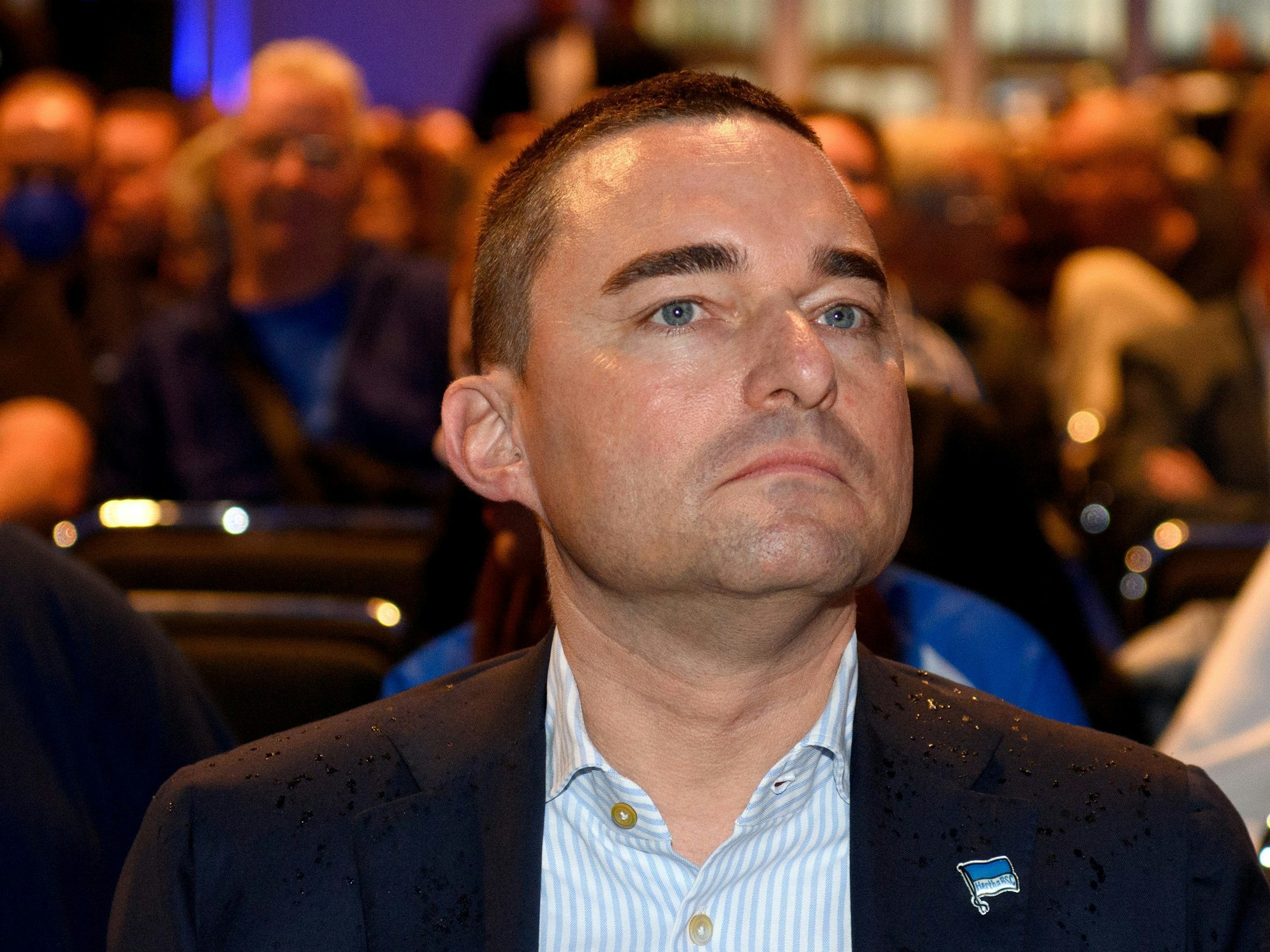 Unternehmer Lars Windhorst wartet auf den Beginn der Veranstaltung.