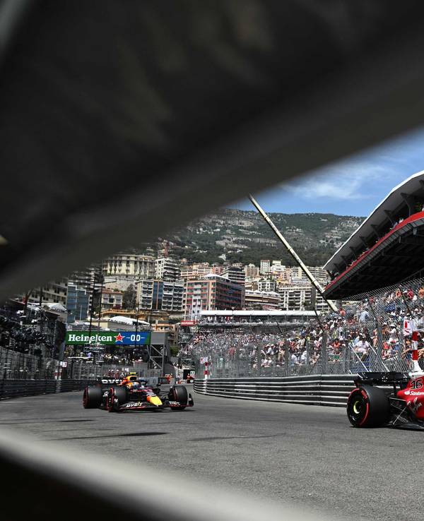 Charles Leclerc beim Monaco-Heimspiel der Formel 1 im Training vor dem Red Bull von Sergio Pérez.