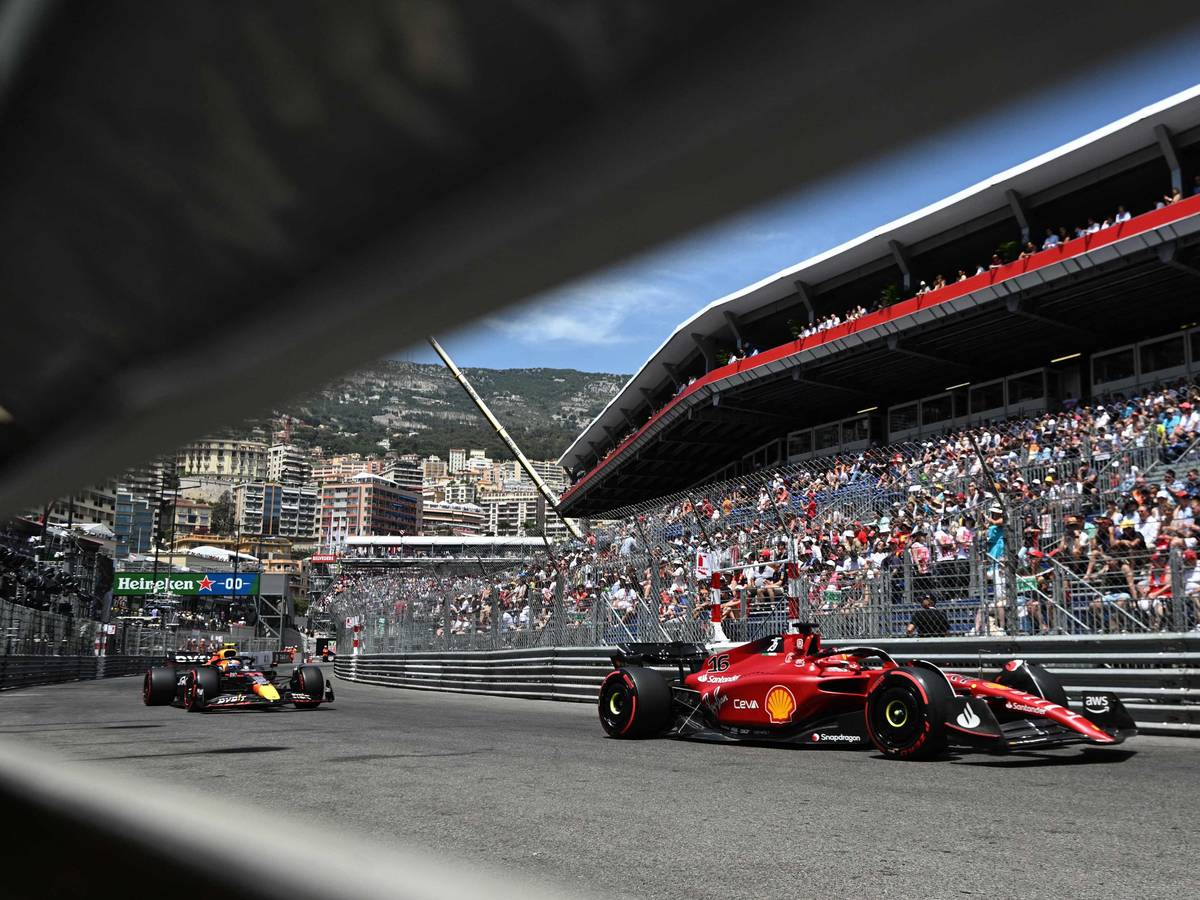 Charles Leclerc beim Monaco-Heimspiel der Formel 1 im Training vor dem Red Bull von Sergio Pérez.