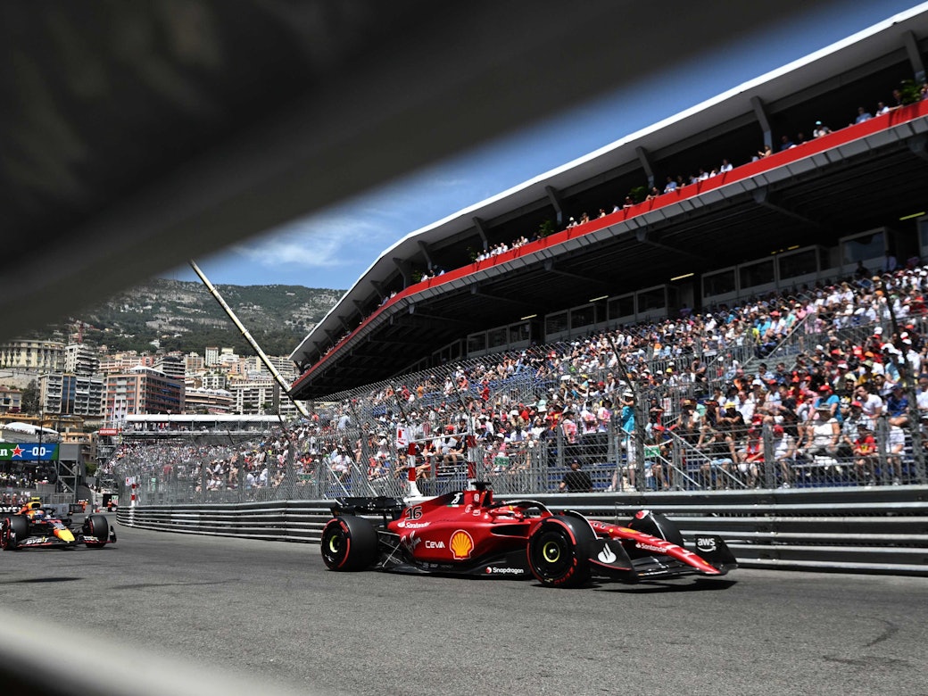 Charles Leclerc beim Monaco-Heimspiel der Formel 1 im Training vor dem Red Bull von Sergio Pérez.