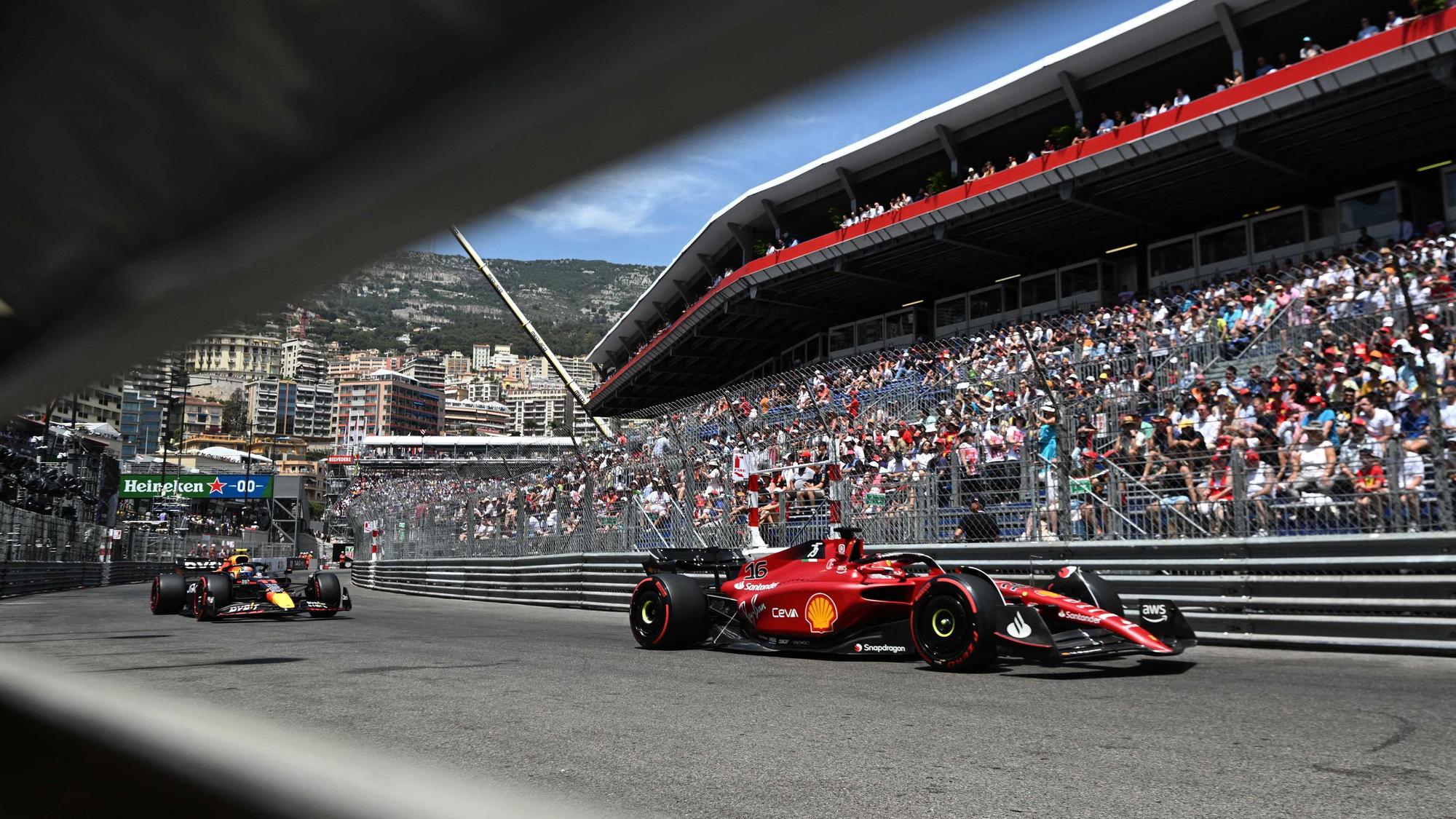 Charles Leclerc beim Monaco-Heimspiel der Formel 1 im Training vor dem Red Bull von Sergio Pérez.