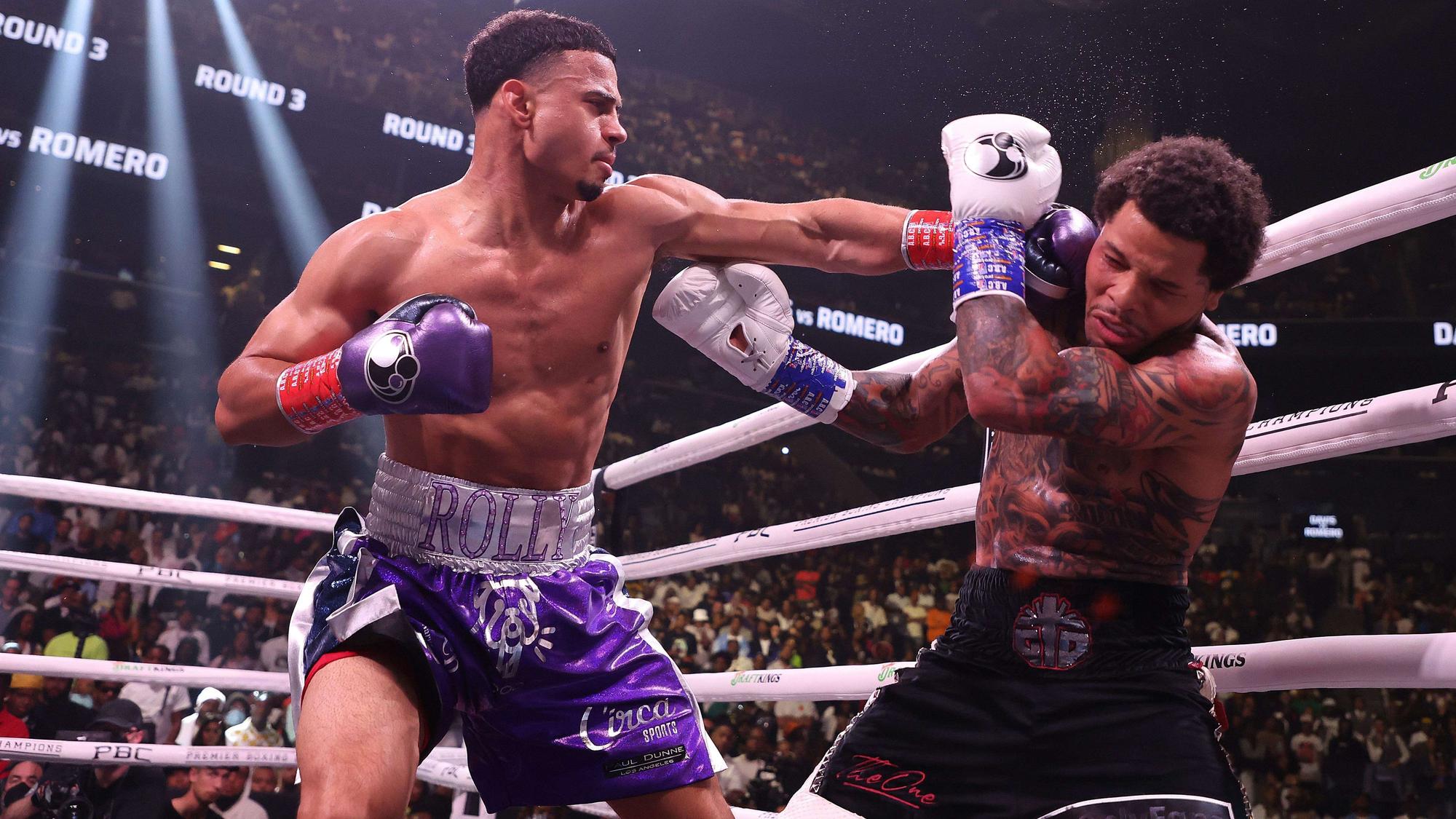 Die Boxer Gervonta Davis (r) und Rolando Romero (l) in Aktion.