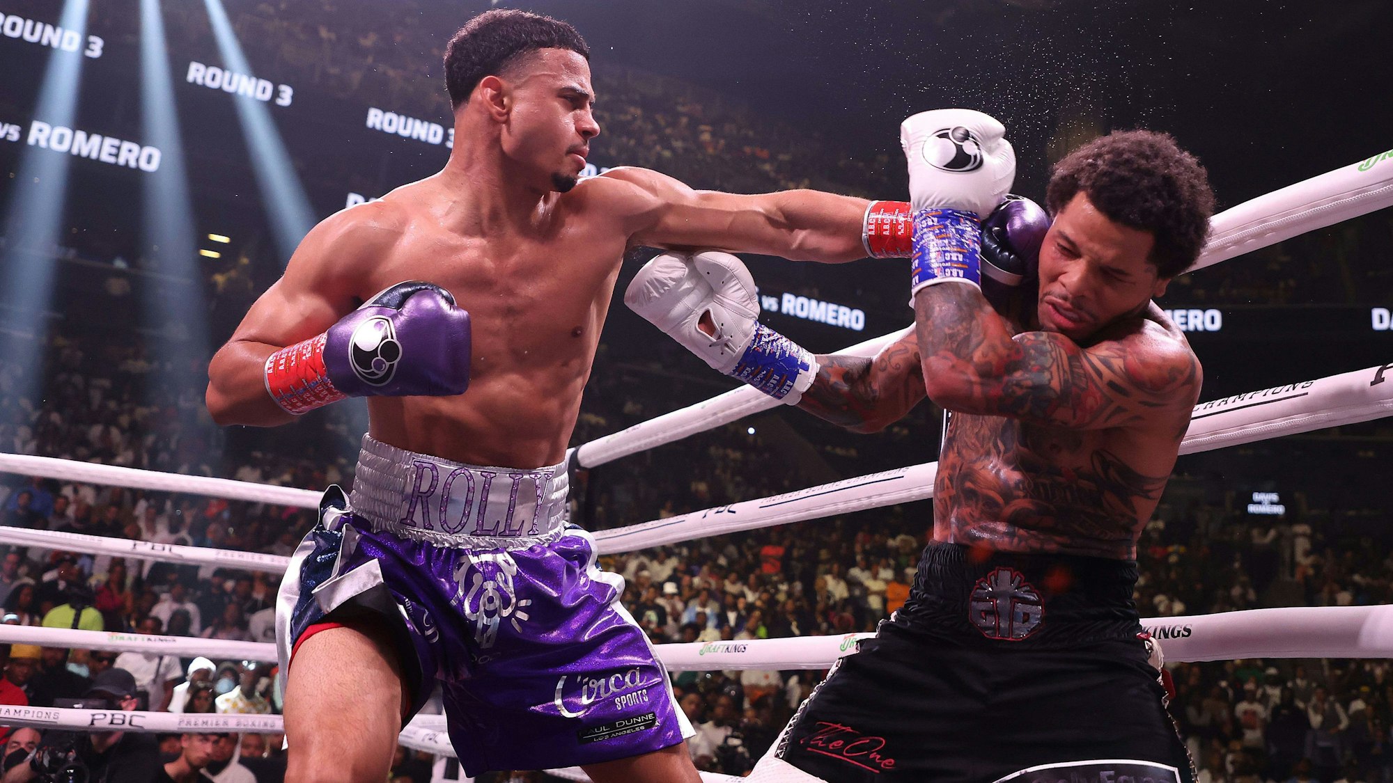 Die Boxer Gervonta Davis (r) und Rolando Romero (l) in Aktion.