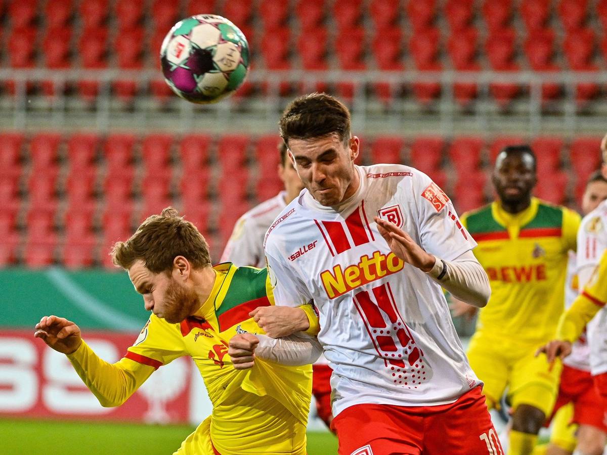 Benno Schmitz im Kopfballduell mit Kaan Caliskaner