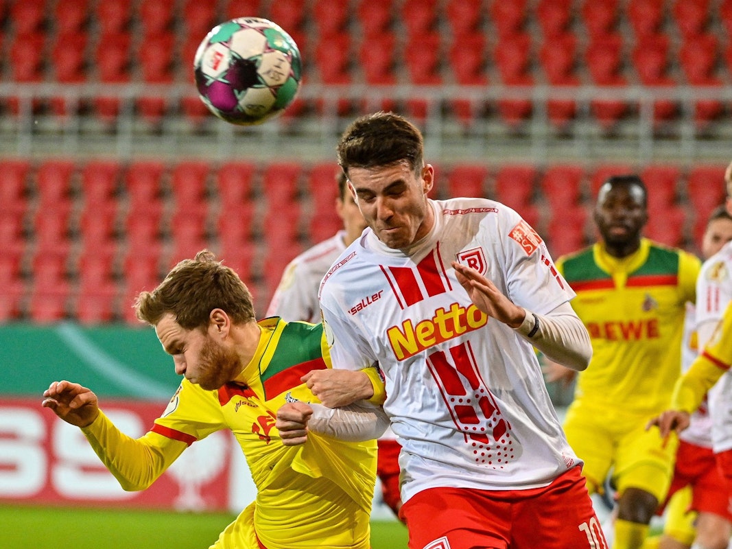 Benno Schmitz im Kopfballduell mit Kaan Caliskaner