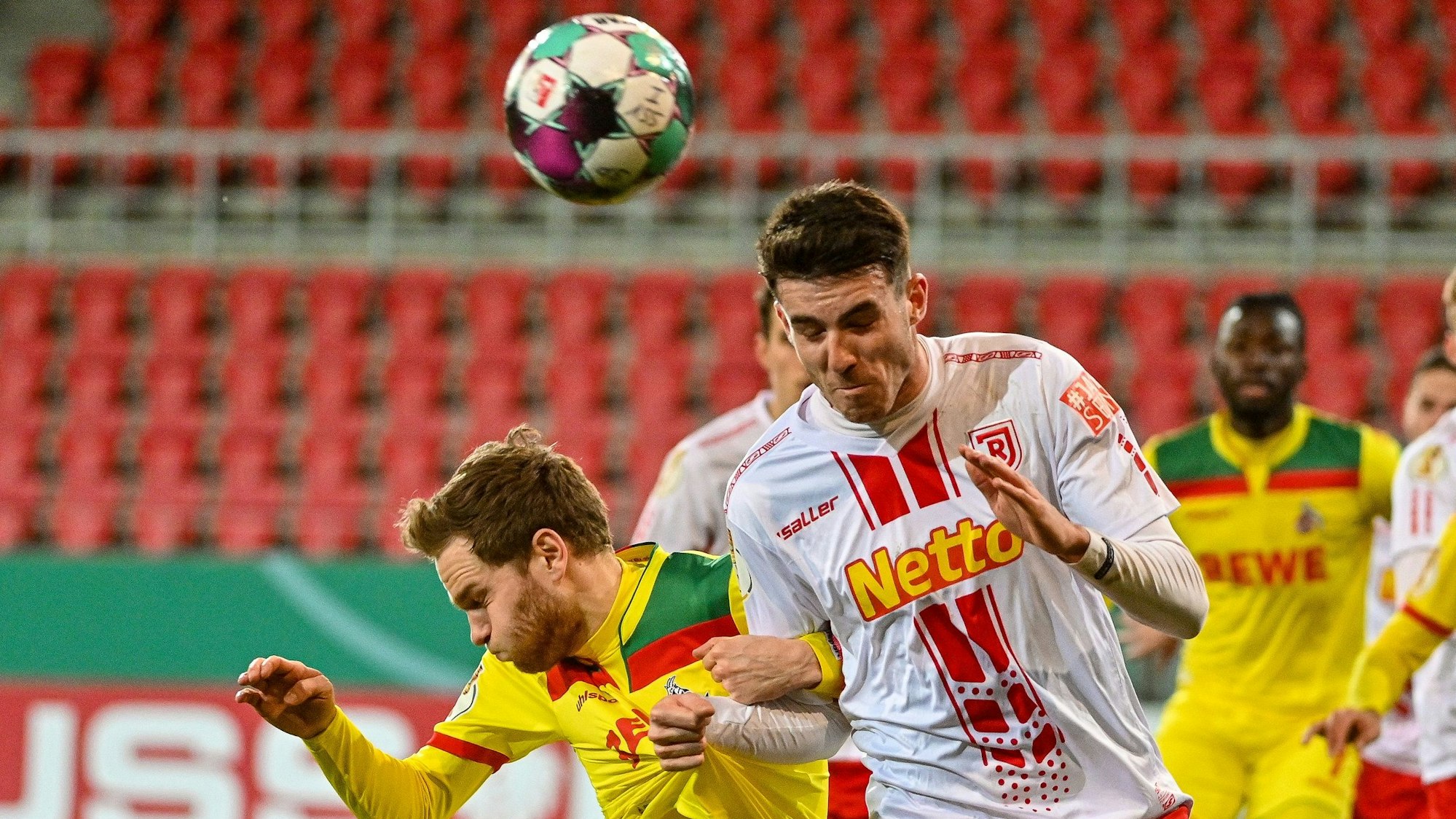 Benno Schmitz im Kopfballduell mit Kaan Caliskaner