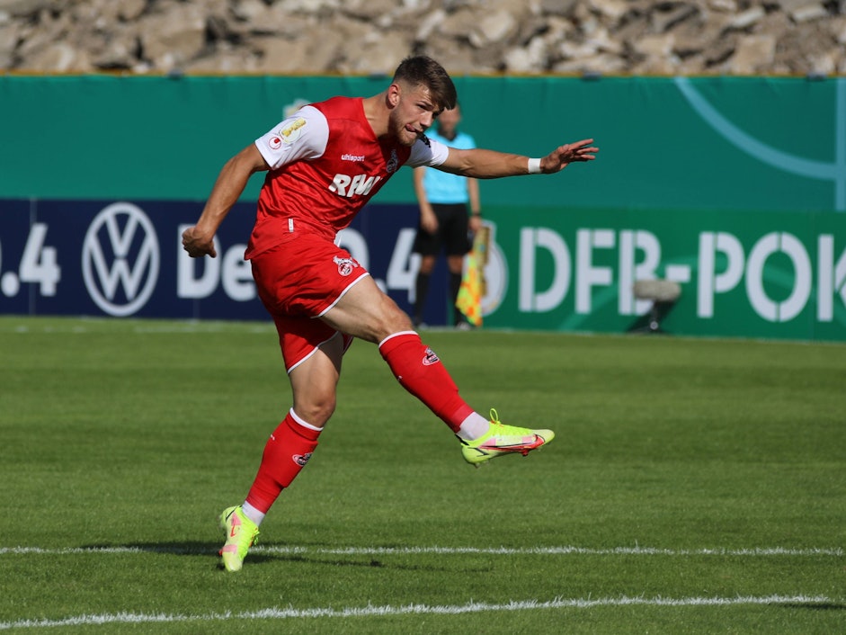 Jan Thielmann schießt im DFB-Pokal-Spiel des 1. FC Köln aufs Tor