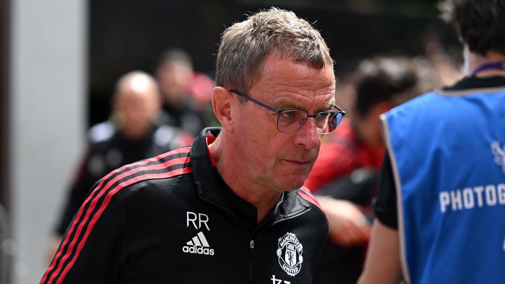 Ralf Rangnick im Trainingsanzug von Manchester United bei einem Spiel der Premier League.