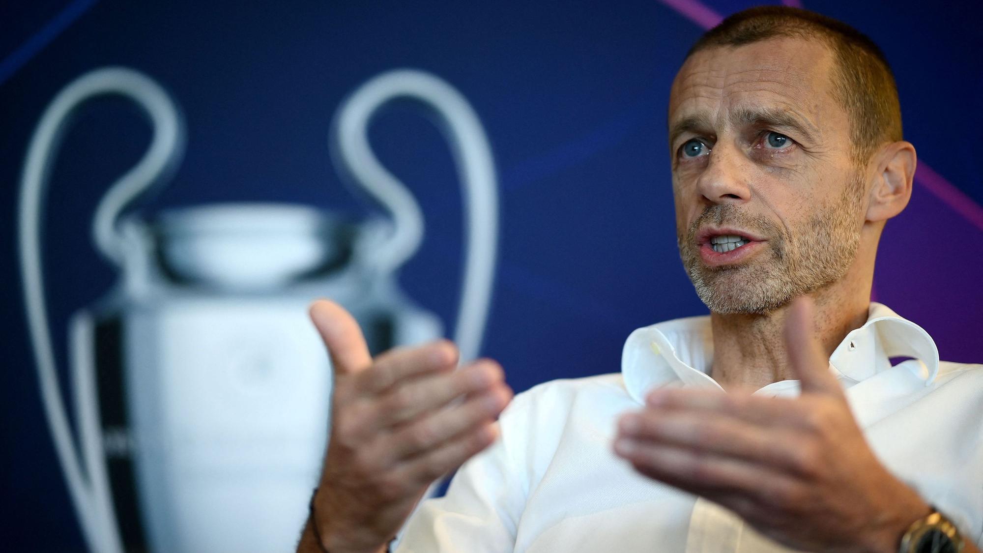UEFA-Präsident Aleksander Čeferin gibt ein Interview.