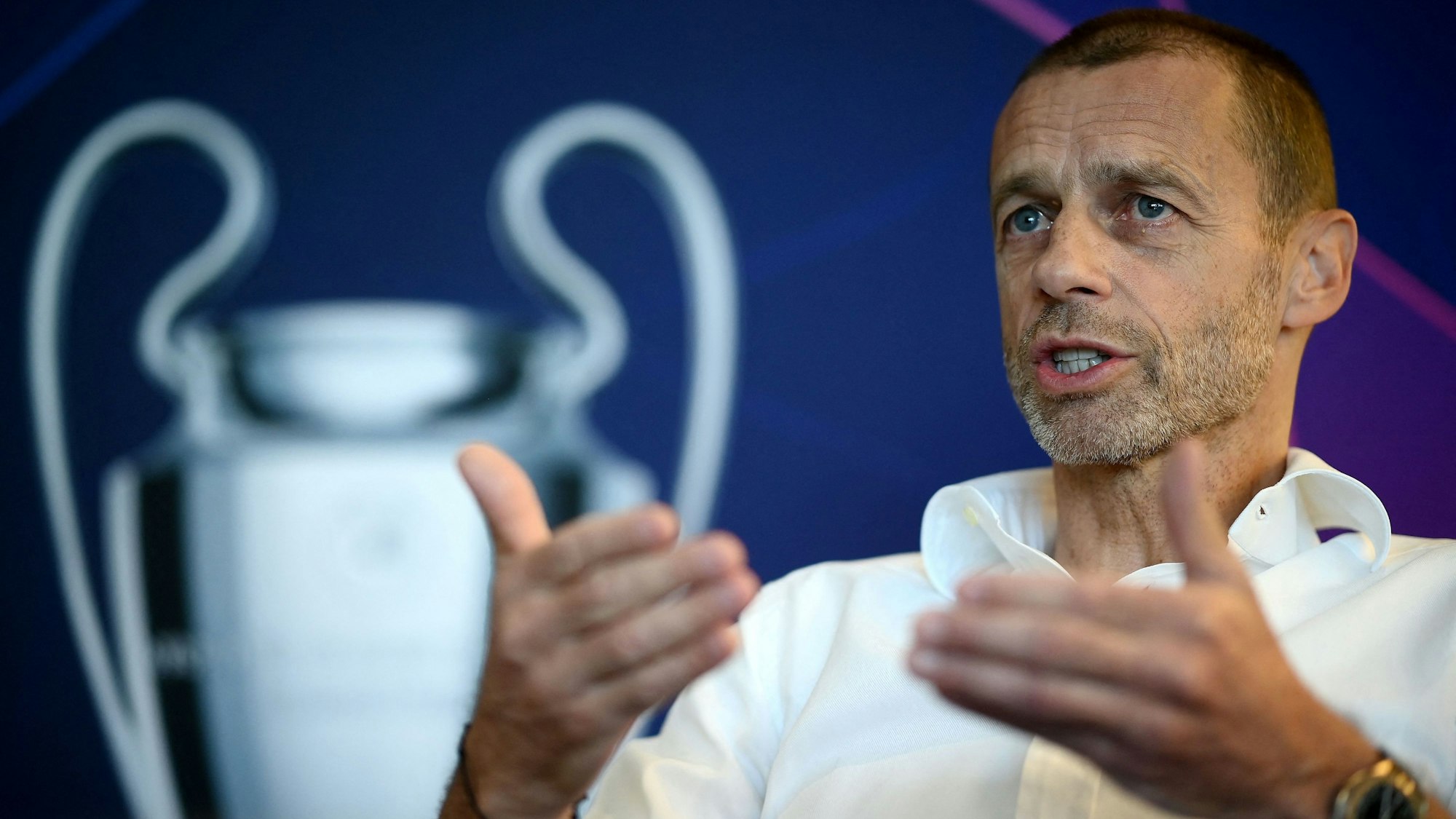 UEFA-Präsident Aleksander Čeferin gibt ein Interview.