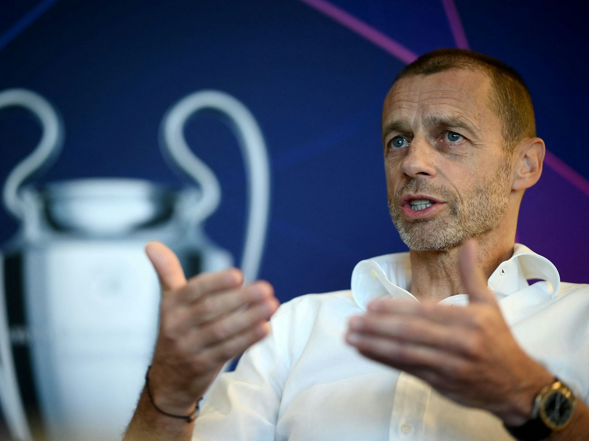 Aleksander Ceferin gibt ein Interview.