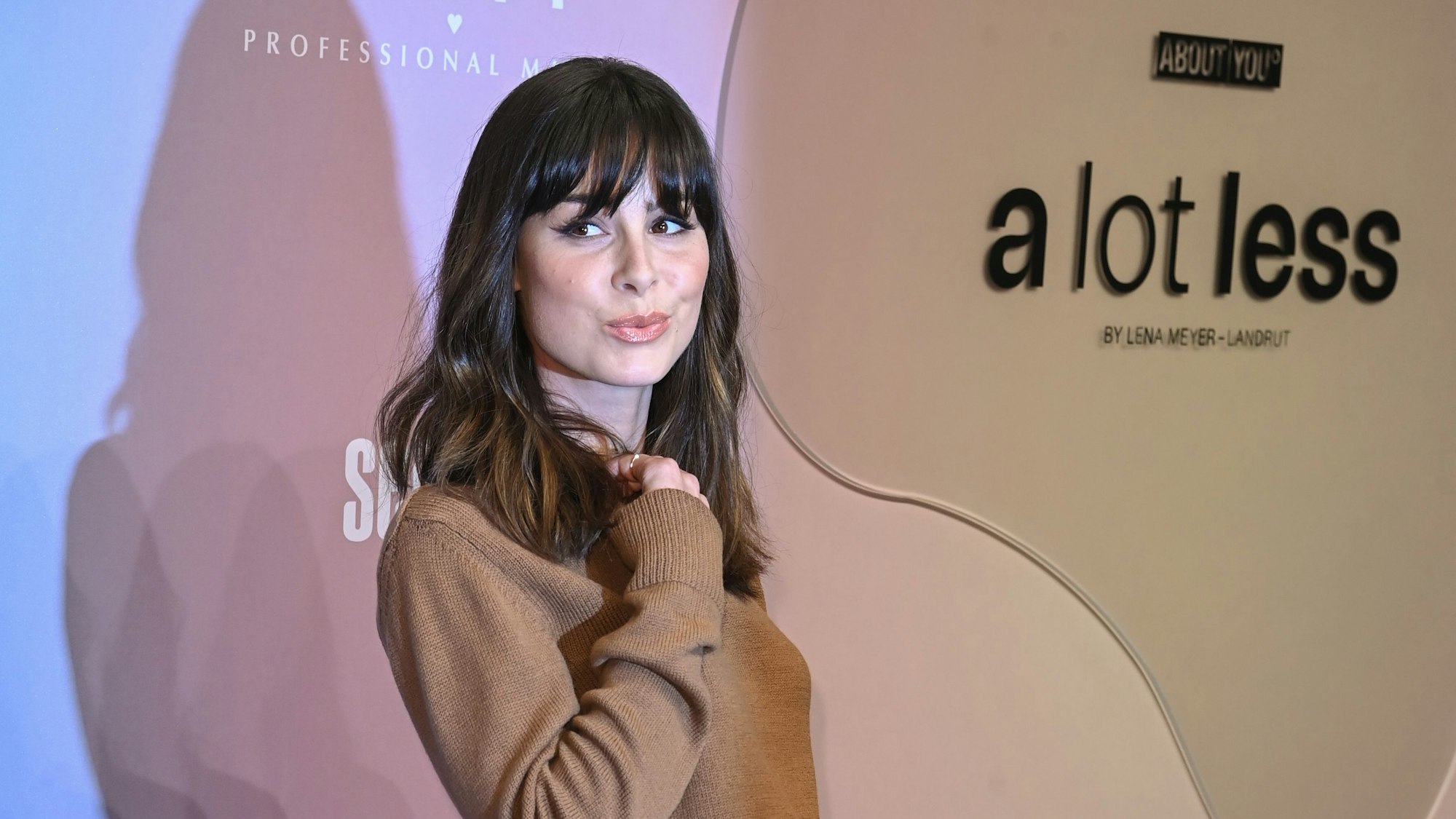 Lena Meyer-Landrut kommt zur Show ihres Labels „a lot less by Lena Meyer-Landrut“ im Rahmen der About You Fashion Week im Kraftwerk.