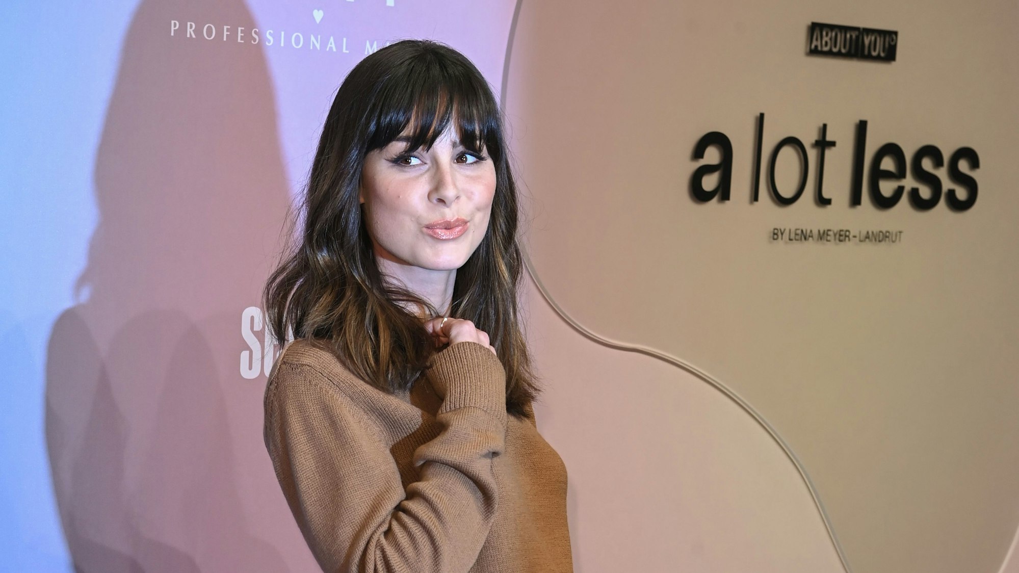 Lena Meyer-Landrut kommt zur Show ihres Labels „a lot less by Lena Meyer-Landrut“ im Rahmen der About You Fashion Week im Kraftwerk.