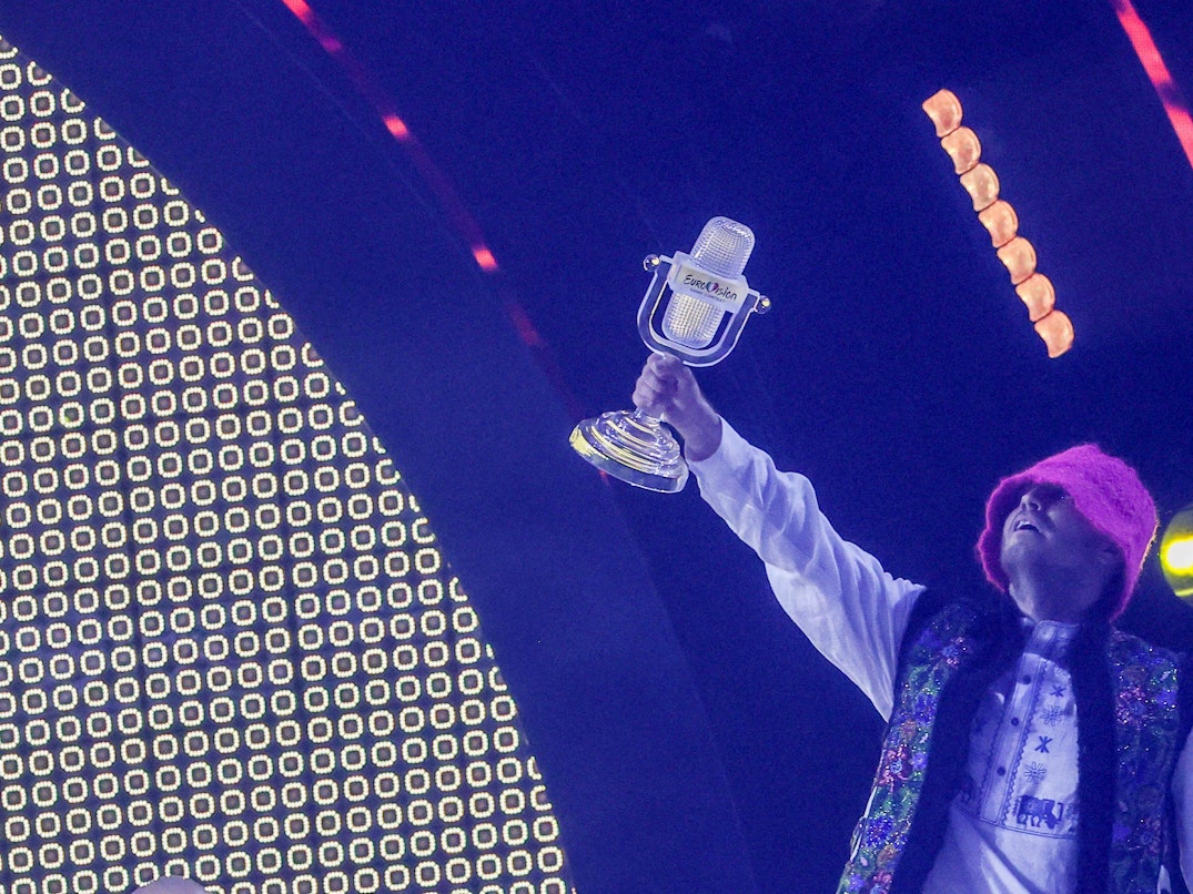 Oleh Psiuk von der Band Kalush Orchestra aus der Ukraine jubelt über den Sieg beim Eurovision Song Contest (ESC).