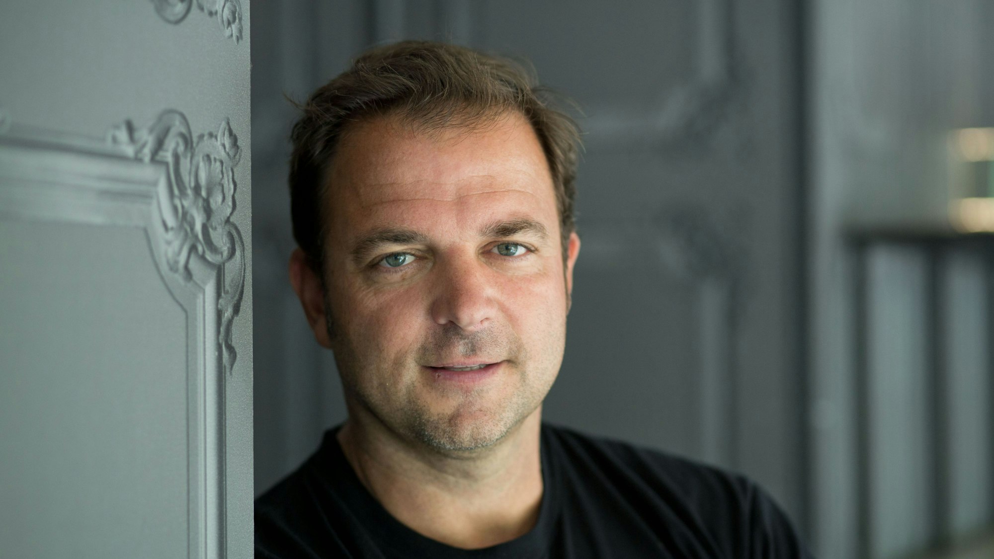 ARCHIV - Hundetrainer, Komiker und Buchautor Martin Rütter posiert am 14.09.2016 in Berlin im Rahmen eines Pressetags.