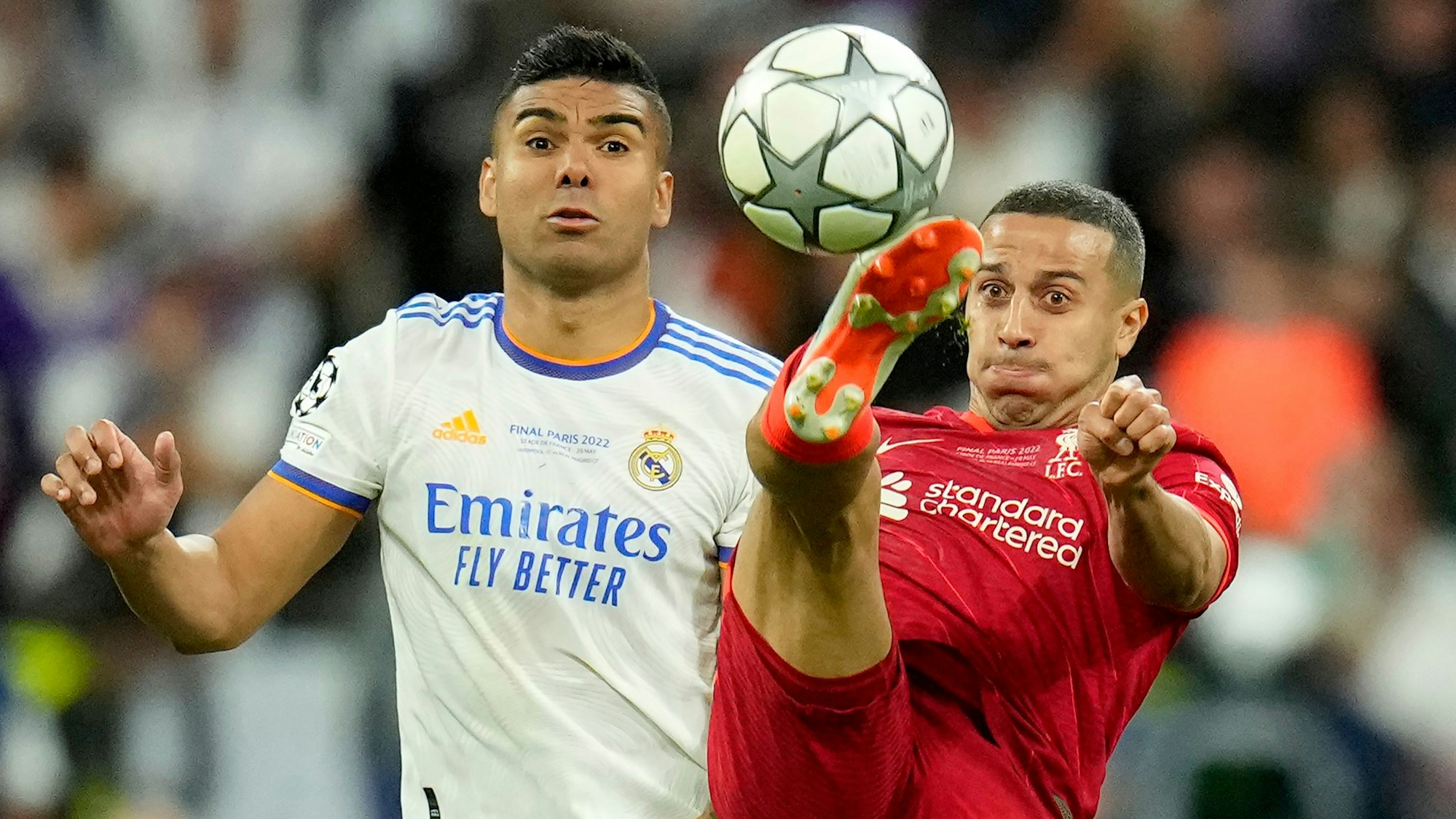 Der Startelf-Einsatz von Liverpools Thiago im Champions-League-Finale, hier im Zweikampf mit Real Madrids Casemiro am 28. Mai 2022, stand auf der Kippe.