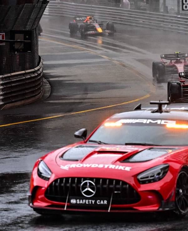 Das Safety Car fährt beim Rennen der Formel 1 in Monaco über die Strecke