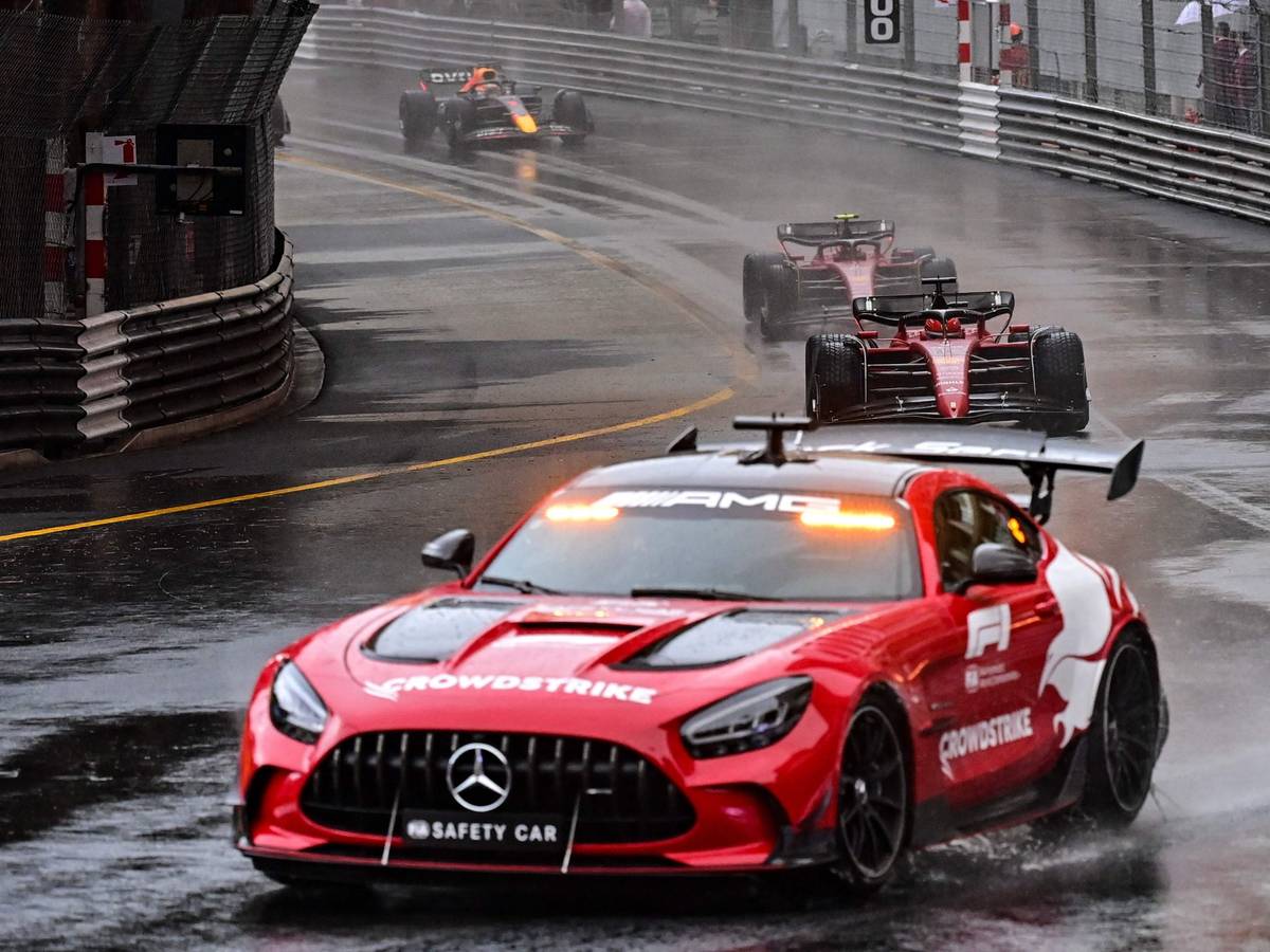 Das Safety Car fährt beim Rennen der Formel 1 in Monaco über die Strecke
