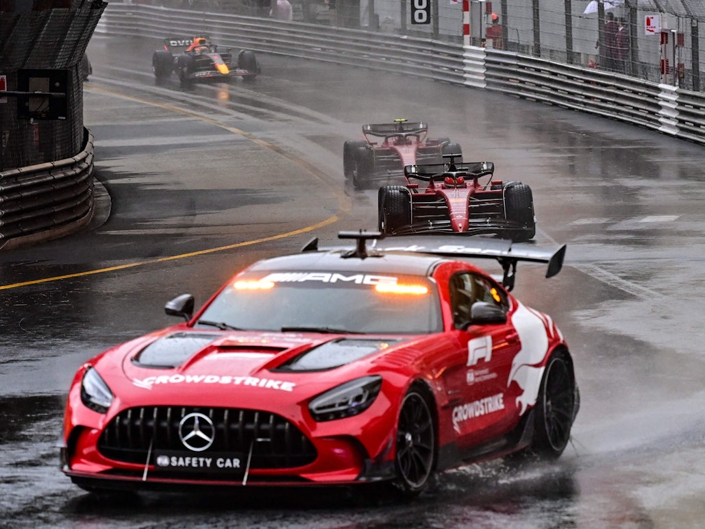 Das Safety Car fährt beim Rennen der Formel 1 in Monaco über die Strecke