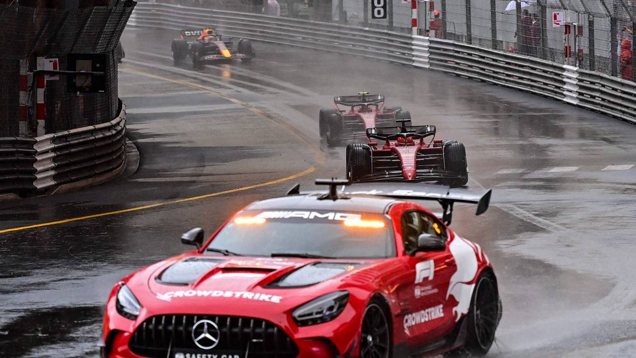 Das Safety Car fährt beim Rennen der Formel 1 in Monaco über die Strecke