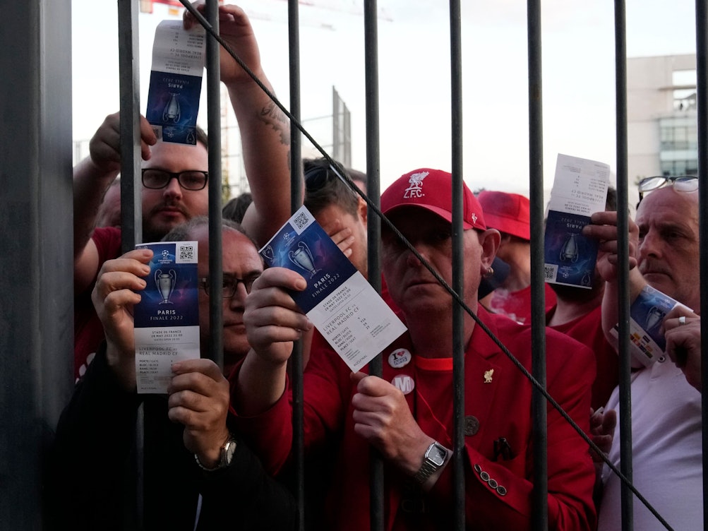 Liverpool-Fans zeigen ihre Eintrittskarten und warten vor dem Stade de France.