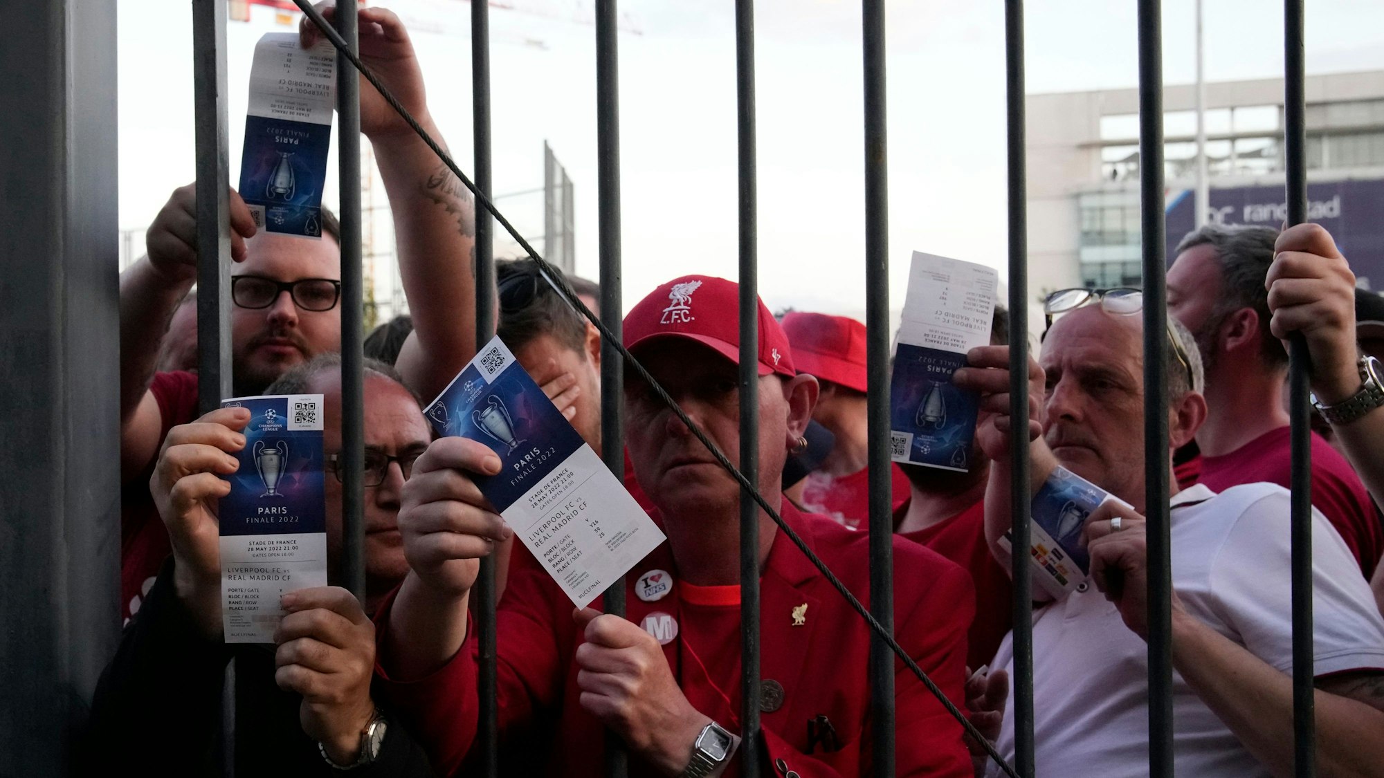 Liverpool-Fans zeigen ihre Eintrittskarten und warten vor dem Stade de France.