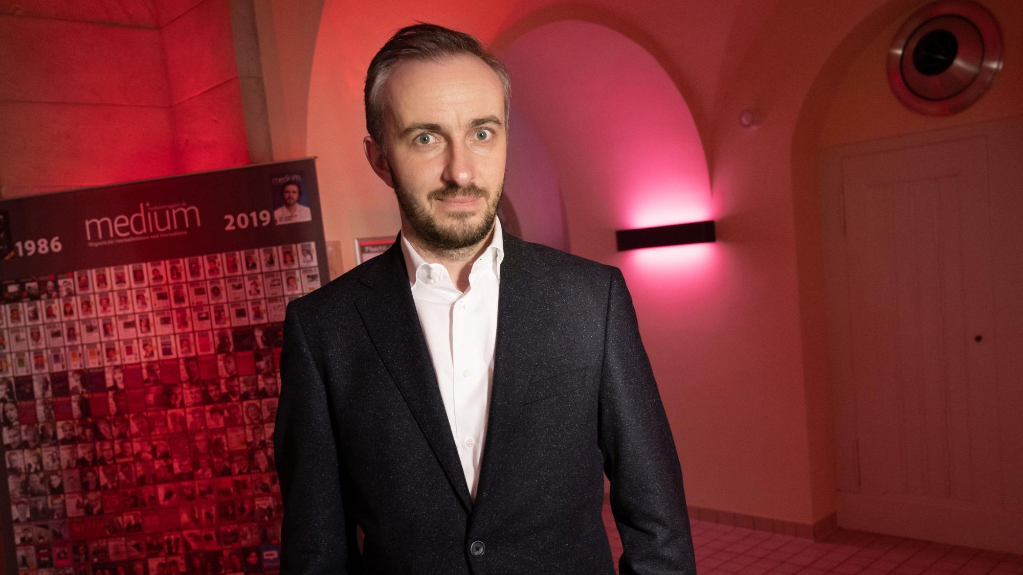 Jan Böhmermann, TV-Entertainer und Gewinner des Preises für Unterhaltung, steht bei der Preisverleihung der „Journalistinnen und Journalisten des Jahres 2019“.