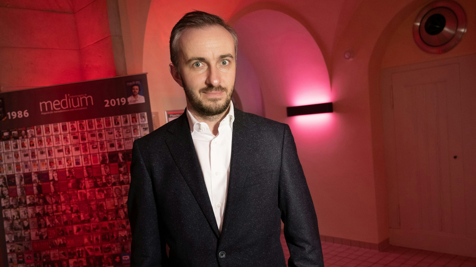 Jan Böhmermann, TV-Entertainer und Gewinner des Preises für Unterhaltung, steht bei der Preisverleihung der „Journalistinnen und Journalisten des Jahres 2019“.