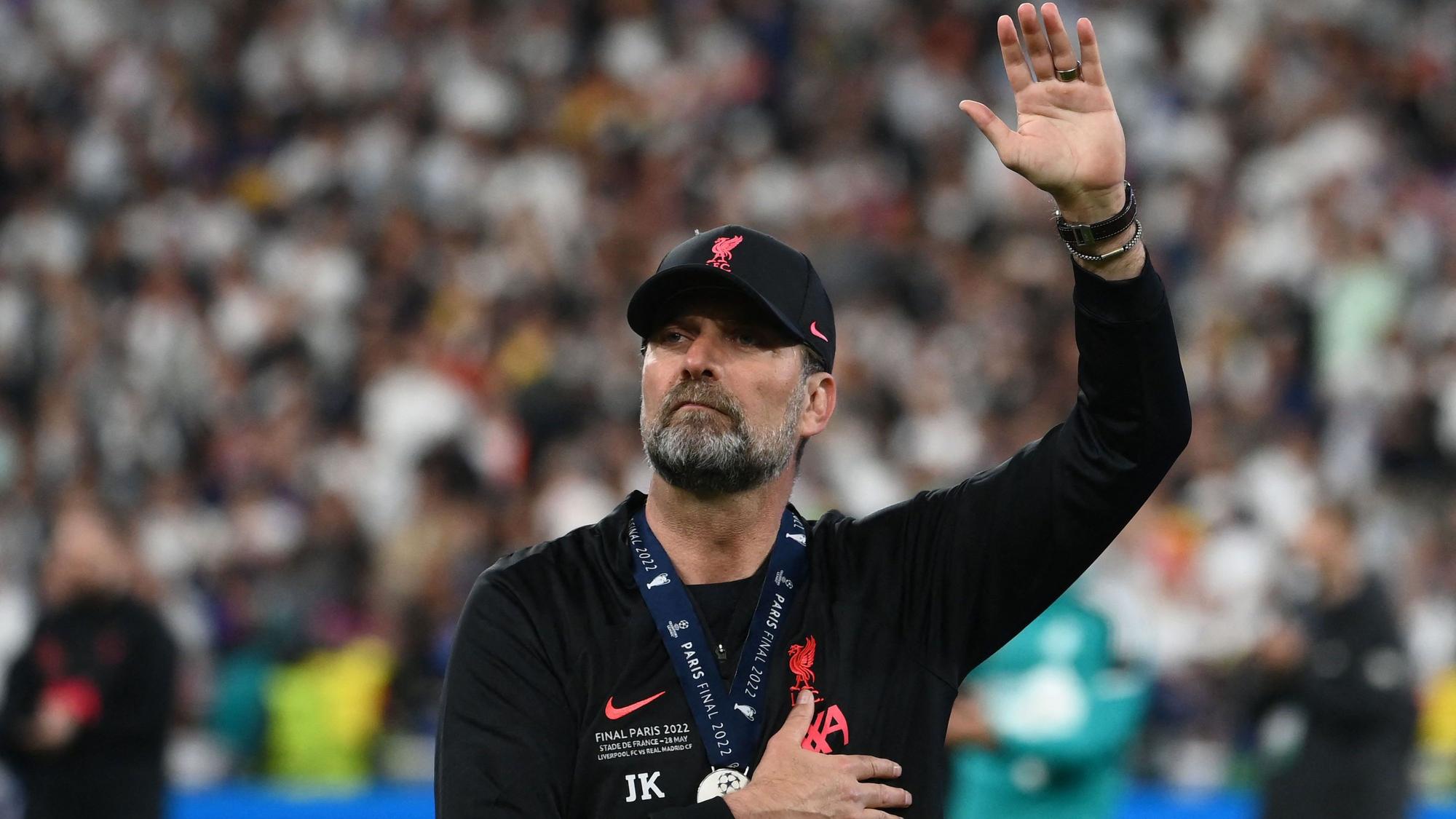 Jürgen Klopp mit einer Geste in Richtung Liverpool-Fans nach der Niederlage gegen Real.