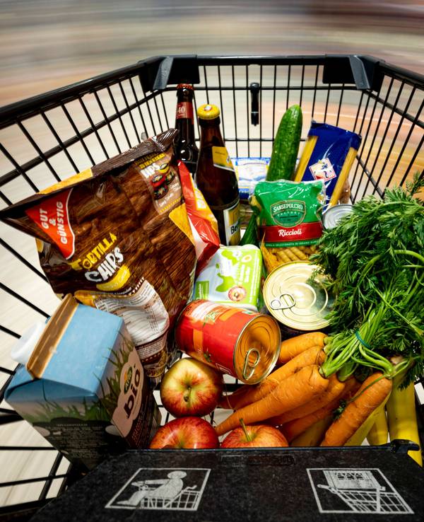 Die Preise in den Supermärkten werden noch einmal drastisch steigen, erwarten Experten. Unser Foto zeigt Lebensmittel in einem Einkaufswagen.