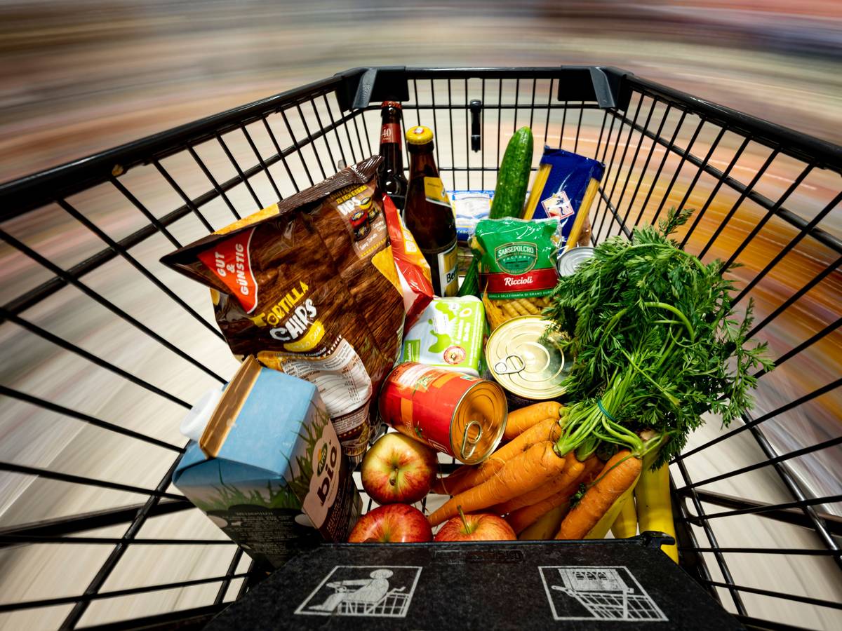 Die Preise in den Supermärkten werden noch einmal drastisch steigen, erwarten Experten. Unser Foto zeigt Lebensmittel in einem Einkaufswagen.