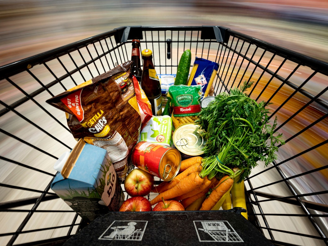 Die Preise in den Supermärkten werden noch einmal drastisch steigen, erwarten Experten. Unser Foto zeigt Lebensmittel in einem Einkaufswagen.