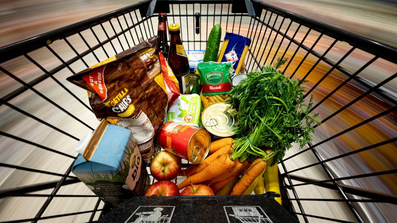 Die Preise in den Supermärkten werden noch einmal drastisch steigen, erwarten Experten. Unser Foto zeigt Lebensmittel in einem Einkaufswagen.