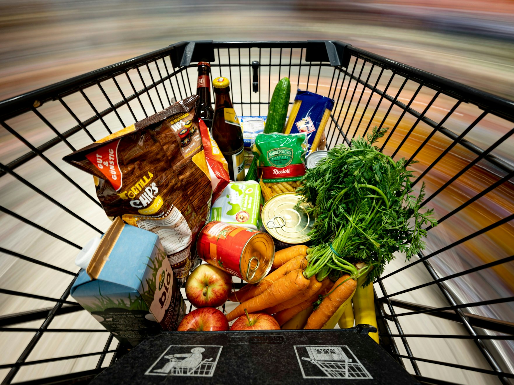 Die Preise in den Supermärkten werden noch einmal drastisch steigen, erwarten Experten. Unser Foto zeigt Lebensmittel in einem Einkaufswagen.