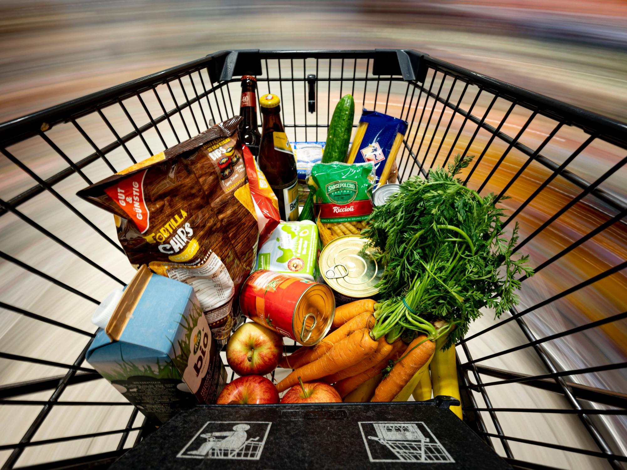 Die Preise in den Supermärkten werden noch einmal drastisch steigen, erwarten Experten. Unser Foto zeigt Lebensmittel in einem Einkaufswagen.
