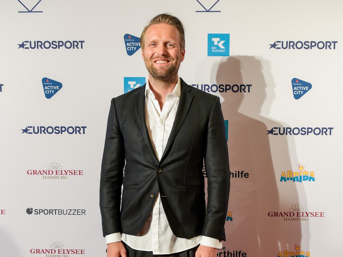 Der ehemalige Beachvolleyballer Julius Brink steht bei der Verleihung des Deutschen Sportjournalisten-Preises 2019 auf dem Roten Teppich des Grand Elysee Hotels. +++ dpa-Bildfunk +++