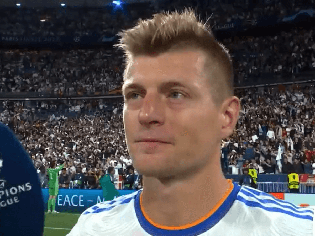 Toni Kroos stellt sich den Fragen eines ZDF-Reporters nach dem gewonnenen Champions-League-Finale, kurz bevor er das Interview wütend abbricht.