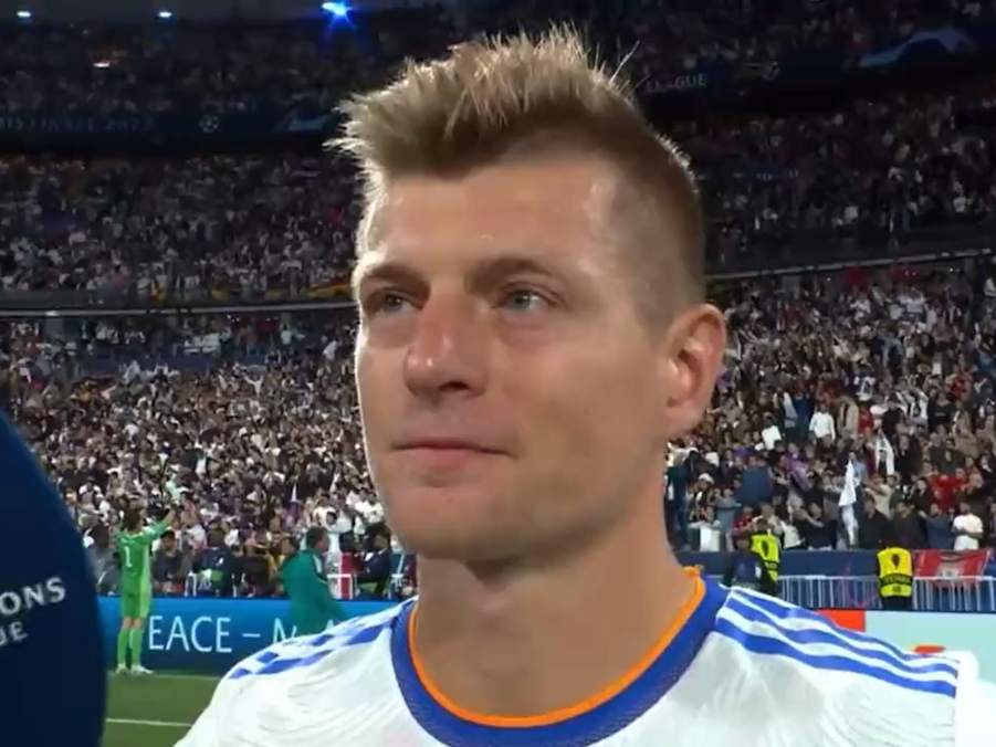 Toni Kroos stellt sich den Fragen eines ZDF-Reporters nach dem gewonnenen Champions-League-Finale, kurz bevor er das Interview wütend abbricht.