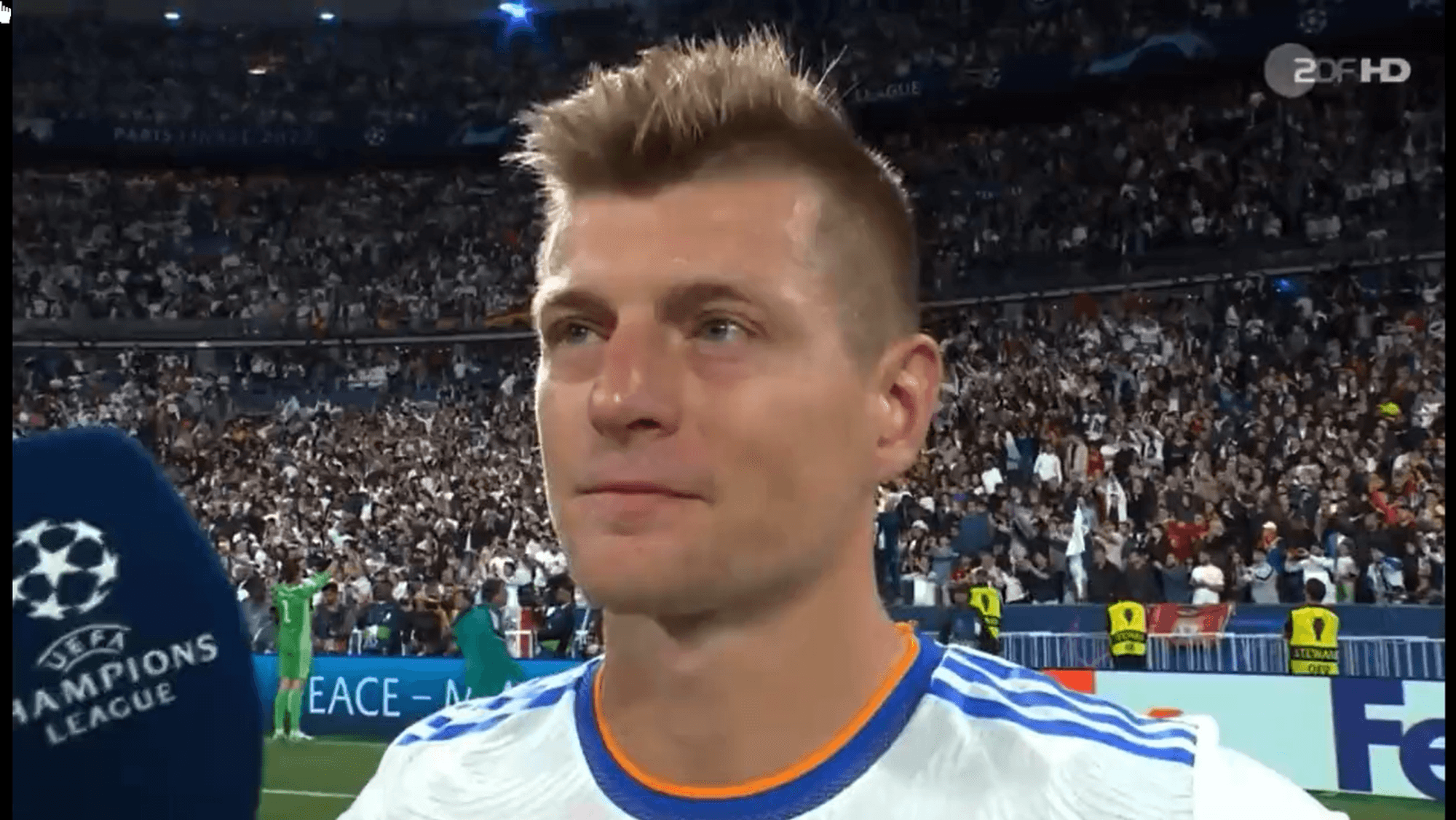Toni Kroos stellt sich den Fragen eines ZDF-Reporters nach dem gewonnenen Champions-League-Finale, kurz bevor er das Interview wütend abbricht.