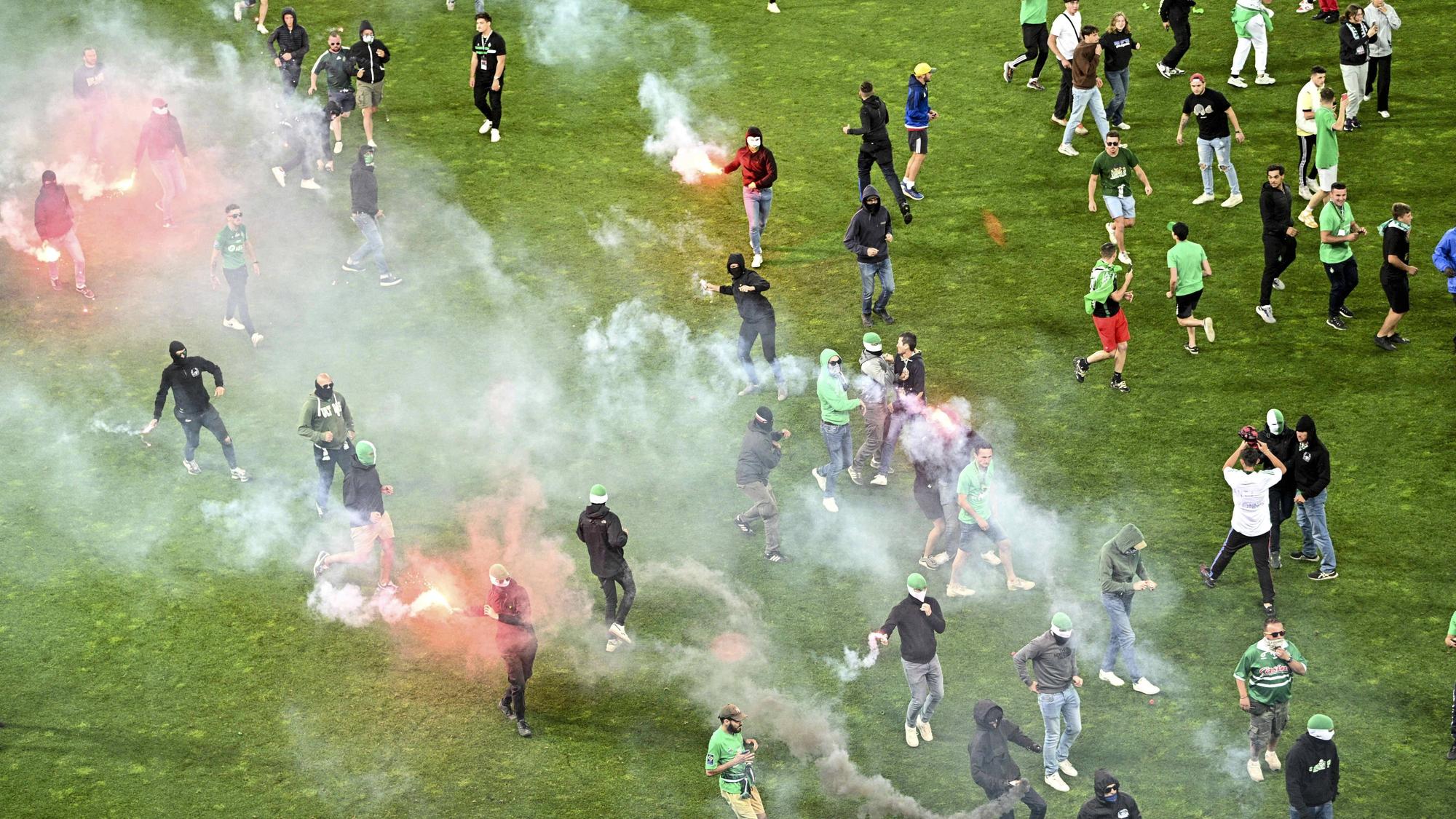 Nach Abpfiff stürmten die Fans das Spielfeld und feuerten Raketen und Bengalos ab.
