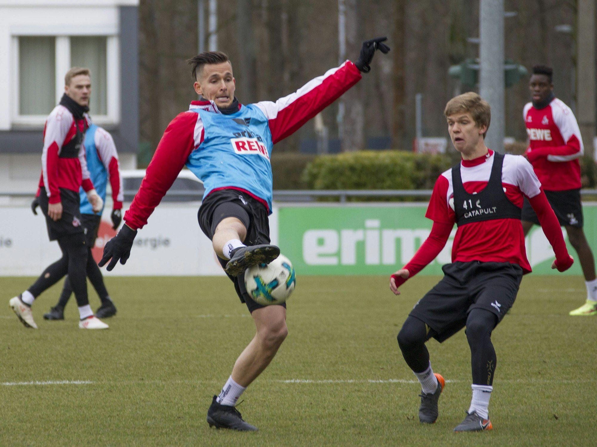 Pawel Olkoswki und Vincent Koziello im Training des 1. FC Köln.