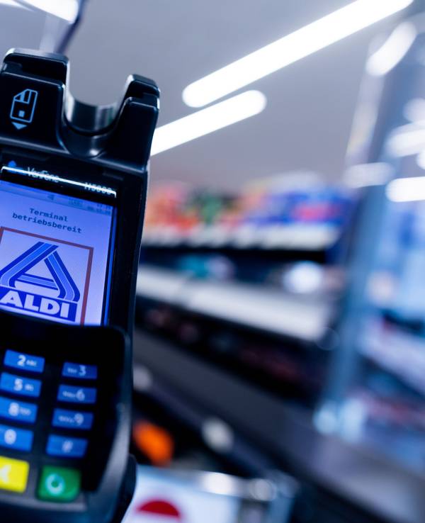 Nach Problemen mit Kartenzahlungen können Verbraucher beim Discounter Aldi Nord Firmenangaben zufolge bald wieder überall bargeldlos einkaufen. Das Archivfoto (2020) zeigt das Zahlungsgerät einer Aldi-Filiale von Verifone.