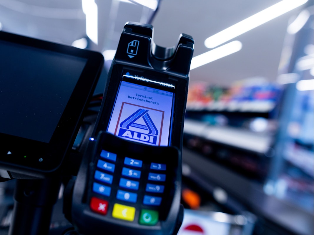 Nach Problemen mit Kartenzahlungen können Verbraucher beim Discounter Aldi Nord Firmenangaben zufolge bald wieder überall bargeldlos einkaufen. Das Archivfoto (2020) zeigt das Zahlungsgerät einer Aldi-Filiale von Verifone.