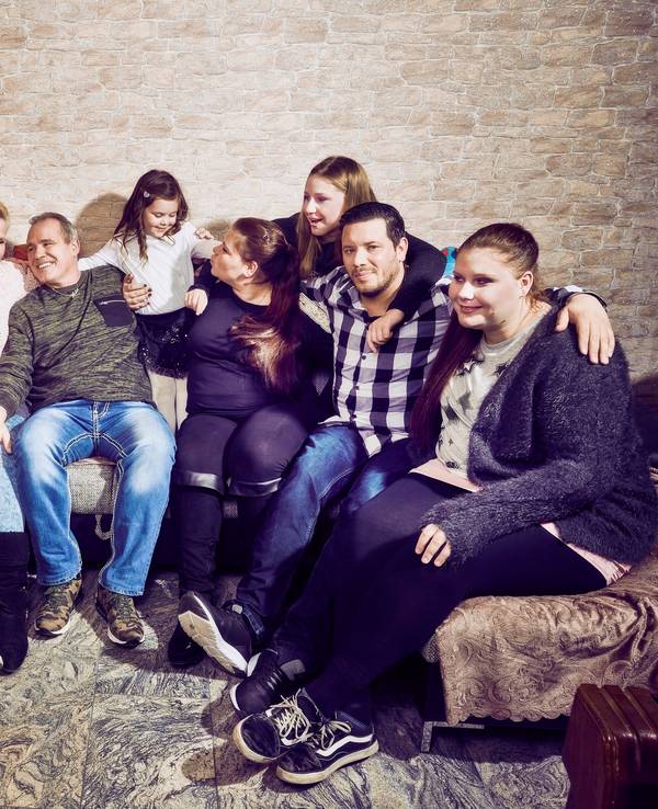 Großfamilie Wollny (hier im Juli 2019, v.l.: Sarah-Jane, Peter, Estefania, Sarafina, Silvia, Harald, Celina-Sophie, Sylvana, Loredana, Florian, Lavinia) hat eine große Fangemeinde.