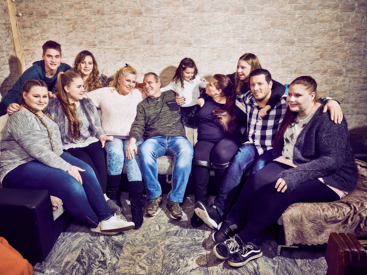 Großfamilie Wollny (hier im Juli 2019, v.l.: Sarah-Jane, Peter, Estefania, Sarafina, Silvia, Harald, Celina-Sophie, Sylvana, Loredana, Florian, Lavinia) hat eine große Fangemeinde.