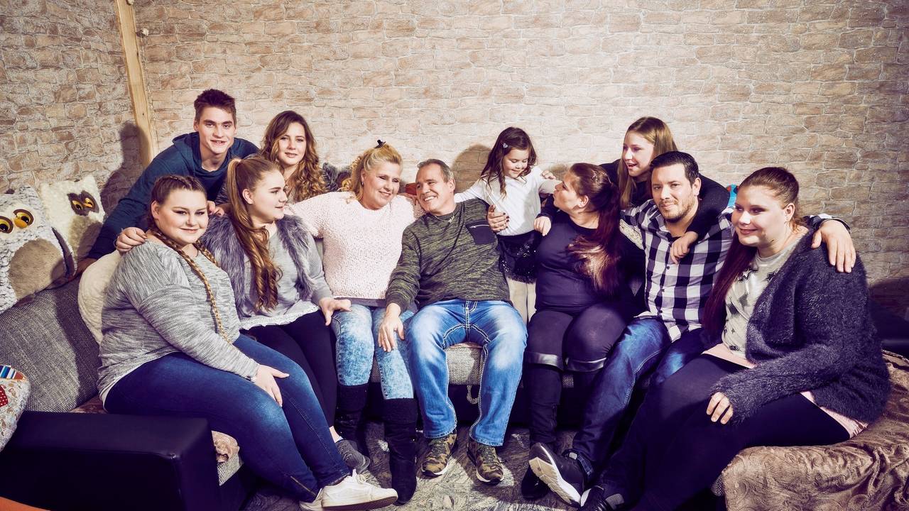 Großfamilie Wollny (hier im Juli 2019, v.l.: Sarah-Jane, Peter, Estefania, Sarafina, Silvia, Harald, Celina-Sophie, Sylvana, Loredana, Florian, Lavinia) hat eine große Fangemeinde.