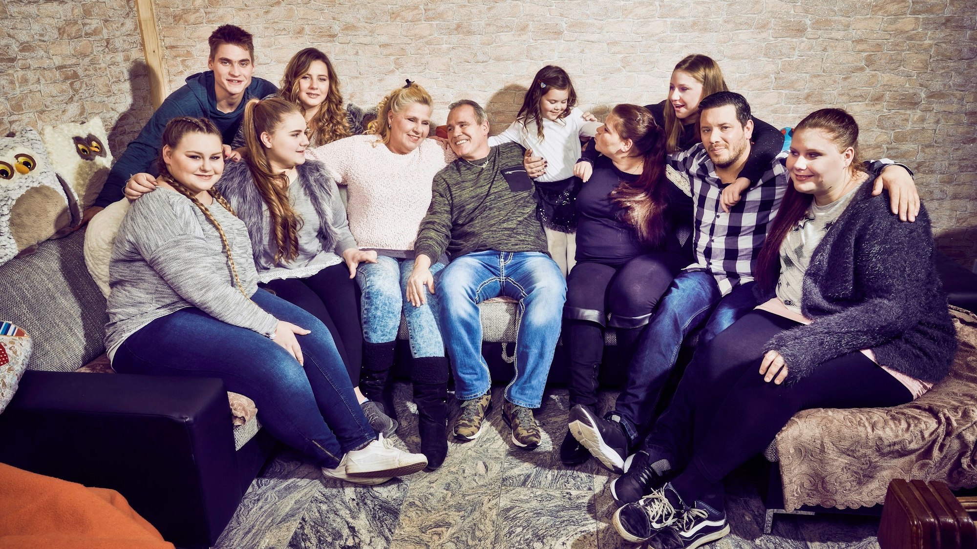 Großfamilie Wollny (hier im Juli 2019, v.l.: Sarah-Jane, Peter, Estefania, Sarafina, Silvia, Harald, Celina-Sophie, Sylvana, Loredana, Florian, Lavinia) hat eine große Fangemeinde.