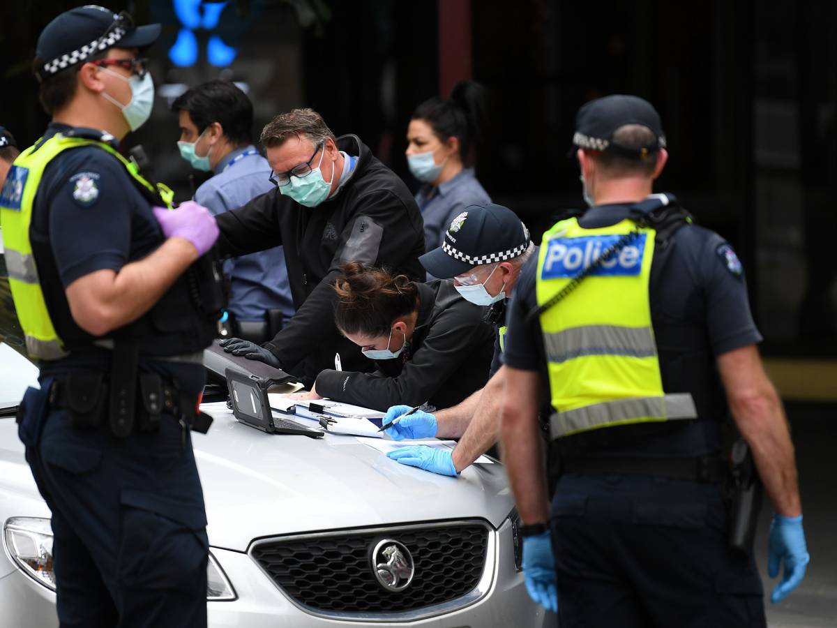 Die Polizei in Adelaide sucht nach einem Autodieb. Das undatierte Symbolfoto zeigt Polizisten des Bundesstaates Victoria und steht nicht in direktem Zusammenhang mit dem Autodiebstahl.